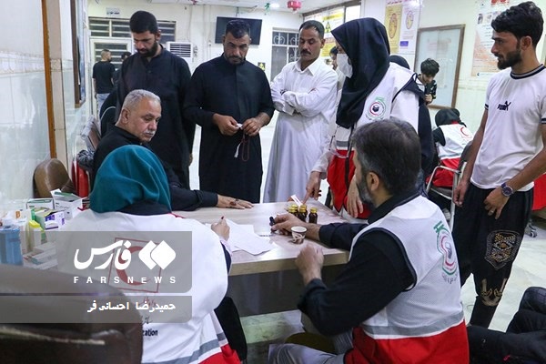 جلوه‌ای از خدمات داوطلبان هلال احمر یزد به زائران اربعین در عراق