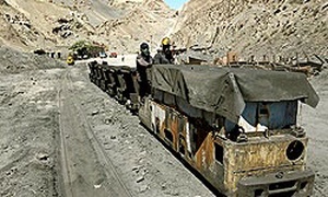 کارگران در حال تخلیه ذغال سنگ از معدن