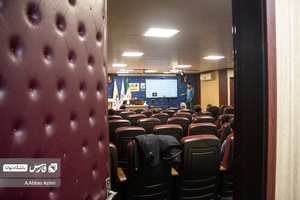 سید هانی هاشمی مدرس "اوسینت و مینیمال نویسی" در حال تدریس مباحث برای شرکت کنندگان رویداد "کنشگری توئیکس" است