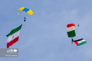 اهتزاز پرچم ایران و فلسطین توسط چتربازان بر فراز شهر تهران