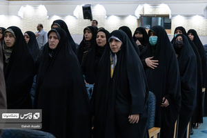 حاضرین در همایش «سفره ملت» به احترام سرود ملی ایستاده‌اند.