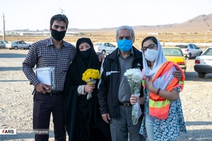 عکس یادگاری جعفرآقا به همراه خانواده در محوطه خارج از زندان