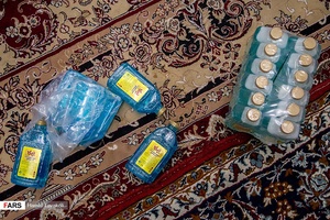 مایع ضد عفونی کننده یکی از محتویات بسته اقلام بهداشتی برای خانواده های نیازمند/ امامزاده قاضی الصابر تهران