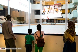  مسابقه هاکی روی یخ بانوان بین دو تیم  بانک آینده و بیمه رازی. از سری دوم مسابقات بازار بزرگ ایران 