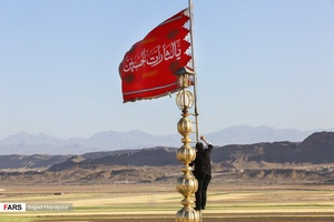 پایین آوردن پرچم مسجد  و اهتزاز دوباره پرچم سرخ «یالثارات‌الحسین» بر فراز مسجد جمکران