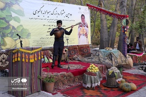 اجرای موسیقی زنده توسط عاشیق سلیمان در دومین جشنواره هیوا(به)گیوی