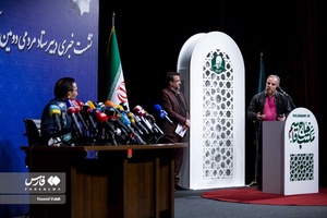 حمید رضا مقدم‌ فر دبیر ستاد دومین سالگرد بزرگداشت شهید حاج قاسم سلیمانی در حال پاسخ به سوالات یکی از خبرنگاران است