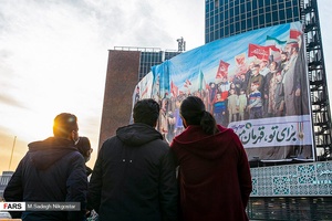 مردم و رهگذران ناظر بر تعویض دیوارنگاره میدان ولیعصر(عج)