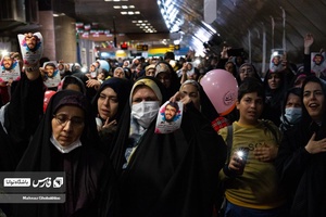عکس شهید علی خلیلی روی دست مادران  در جشن یک سالگی حجا ب دختران تازه محجبه شده 