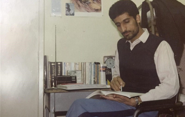 ‌نیاز گلی‌ در فارس : "پسر شهید محمود صارمی، ۲۷ سال پس از آن حادثه تلخ؛ از  خاطرات خبر شهادت، از روزهای سخت بدون پدر، از خبرنگاری مادر، از دیداری صمیمی  با