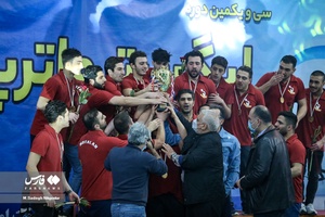 اهدا جام قهرمانی به بازیکنان تیم شهید نوفلاح
