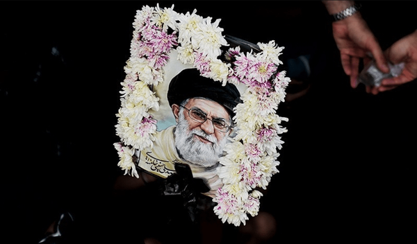 کودکانی که امروز بر شانه‌های مادر تاریخ را تماشا می‌کردند