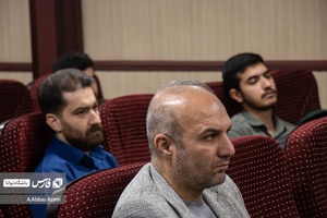 شرکت کنندگان حاضر در رویداد "کنشگری توئیکس" در حال توجه به سخنان مربیان هستند