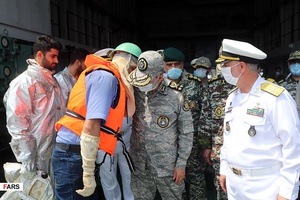  امیر سرلشکر عبدالرحیم موسوی فرمانده کل ارتش در پایان رژه دریایی رزمایش ذوالفقار ۹۹ ارتش 