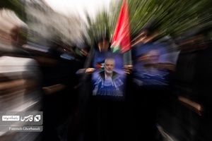 خانمی با در دست داشتن پوستر با اسماعیل هنیه وداع کرد