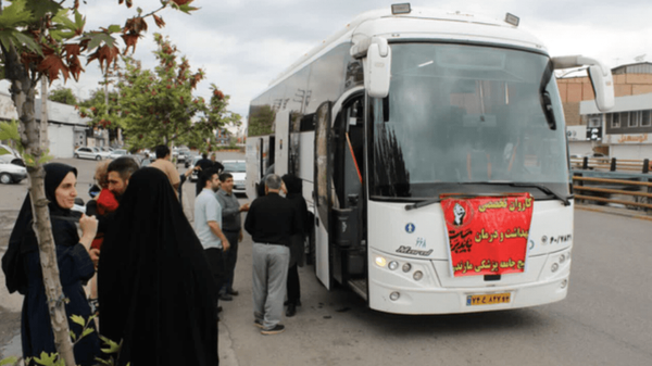پزشکی که نسخه‌اش را در خیابان می‌پیچد