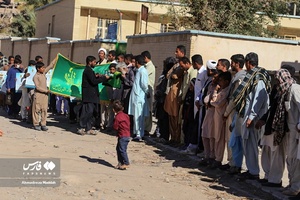 حمل پرچم های آستان مقدس حضرت امام رضا(ع) و حضرت سید علاءالدین حسین در دهستان هودیان 