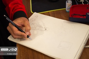 هنرجویان در حال طراحی اولیه اثر های خود در کارگاه طراحی پوستر«فراخوان صبح» هستند.