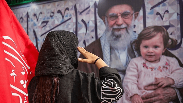 کودکانی که امروز بر شانه‌های مادر تاریخ را تماشا می‌کردند
