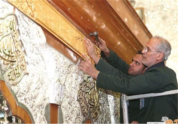 استاد حسین خداداد زاده در حال قلمزنی ضریح مطهر امام رضا(ع)