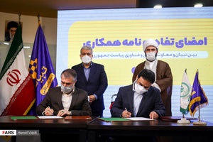 امضای تفاهم نامه همکاری میان موسسه فرهنگی و رسانه‌ای تبیان و معاونت علمی و فناوری ریاست جمهوری  توسط کمیل خجسته مدیرعامل موسسه تبیان و کریمی معاون فناوری معاونت علمی و فناوری ریاست جمهوری 