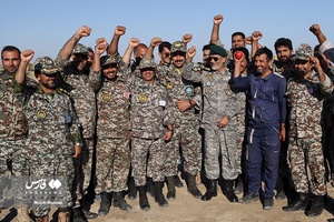 شادی نیروهای پدافند هوایی پس از اصابت موشک به هدف 