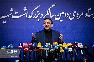 خروج حمید رضا مقدم‌ فر دبیر ستاد دومین سالگرد بزرگداشت شهید حاج قاسم سلیمانی از نشست خبری 