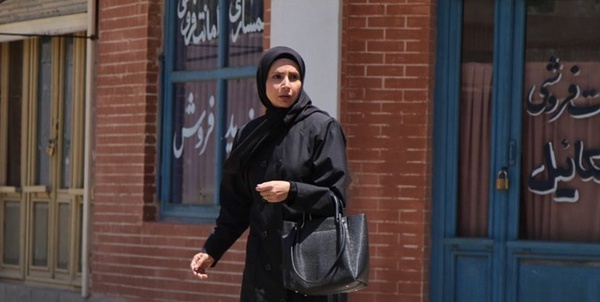 بیگانه ای با من است