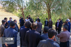 تجمع اهالی روستا و گفت و گو با خبرنگاران