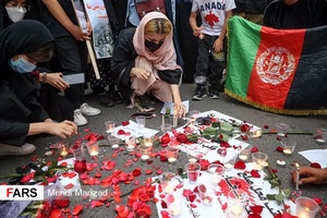 روشن کردن شمع مقابل سفارت افغانستان توسط دانشجویان دانشجویان تجمع کننده یادبود شهدای مدرسه سیدالشهدا کابل