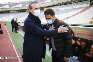 خوش و بش یحیی گل‌محمدی سرمربی تیم پرسپولیس با ابراهیم صادقی سرمربی تیم سایپا پیش از آغاز بازی