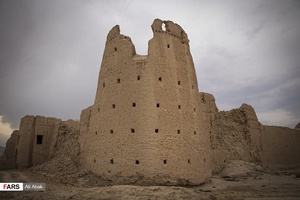 تنها برج باقیمانه قلعه که برای دیده بانی کاربرد داشته است که به مرور در حال تخریب میباشد