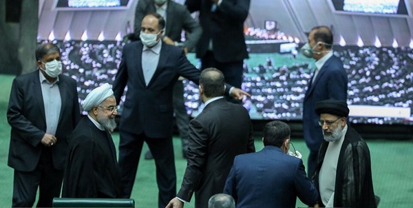 روحانی رئیسی در صحن مجلس
