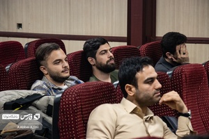 شرکت کنندگان به سخنان اساتید توجه بسیاری میکنند