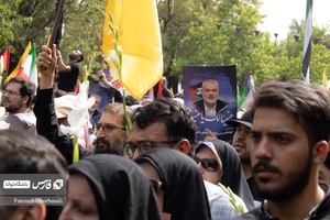 تعداد کثیری از مردم در مراسم تشیع اسماعیل هنیه در میدان انقلاب تهران شرکت کردند