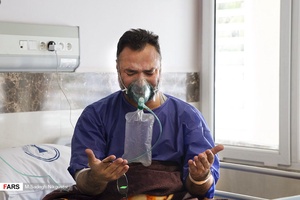 راز و نیاز بیماران کرونایی بیمارستان بعثت همزمان با پخش تلویزیون از کربلا