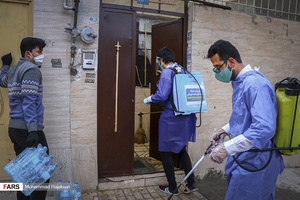  گروه جهادی شهدای مدافع حرم پایگاه بسیج مسجد امام حسین(ع) ضمن اهدای بسته های بهداشتی به ضدعفونی کردن منازل می پردازند.