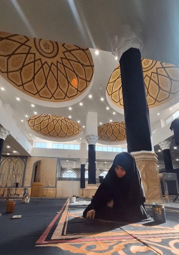 کتیبه تشییع رهبر شهید را این زن نوشته‌ است