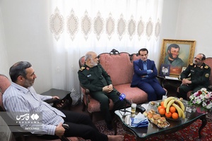 دیدارسردار سرلشکر حسین سلامی فرمانده کل سپاه به همراه سردار سرتیپ دوم پاسدار ابوالقاسم شریفی مسئول ایثارگران سپاه با خانواده سردار شهید محمد بروجردی