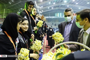 اهدای مدال به اعضای تیم دوم مسابقات توسط مسئولان فدراسیون هندبال در فینال لیگ برتر هندبال زنان