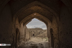 کارشناسان کارآزموده میراث فرهنگی و گردشگری، قلعه‌ی جهان‌آباد سرخه را «ارگ بم کوچک» می‌دانند