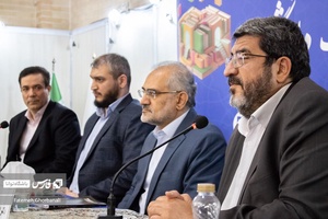 حضور فواد ایزدی و سید محمد حسینی و مرتضی مطهری فرد در رونمایی از کتاب هزینه های مخالفت با آمریکا