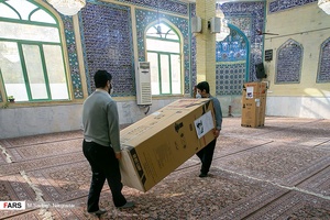 انتقال اقلام جهیزیه در مسجد چهارده معصوم جهت آماده سازی و  ارسال به نوعروسان نیازمند توسط بسیجیان جهادگر