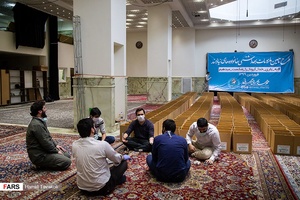 استراحت نیروهای داوطلب در حین بسته بندی و آماده سازی اقلام بهداشتی برای خانواده های نیازمند/ امامزاده قاضی الصابر تهران