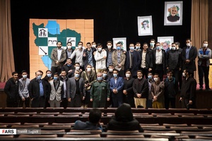 عکس یادگاری سردار علی فدوی جانشین فرمانده کل سپاه با دانشجویان در پایان آیین بزرگداشت روز دانشجو در دانشگاه تهران