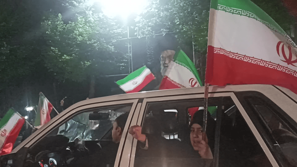 یزدی ها در موج‌ ۳۴ با شعار مرگ‌بر منافق و مرگ بر وطن فروش خائن…