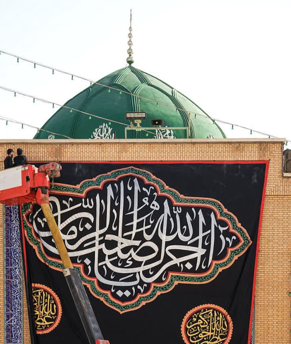 کتیبه تشییع رهبر شهید را این زن نوشته‌ است