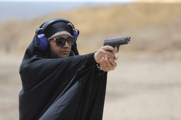 او مربی میدان تیر بود