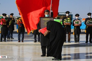 عرض ارادت زائران به پرچم مسجد مقدس جمکران 