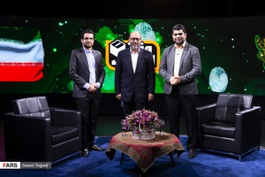 عکس یادگاری مجریان و حسین دهقان در پایان برنامه زنده وقت انتخاب